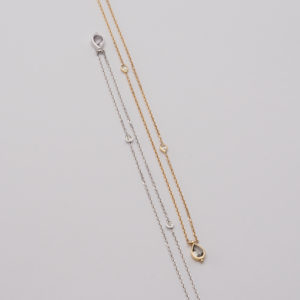 Water drop necklace : Light greyish green pear-shaped sapphire and two pear shaped diamonds in a 18K yellow gold chain.