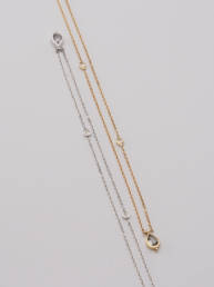 Water drop necklace : Light greyish green pear-shaped sapphire and two pear shaped diamonds in a 18K yellow gold chain.