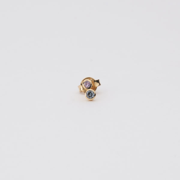 Earring : Brilliant cut greyish pink and greyish blue sapphires in 18K yellow gold.