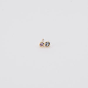 Earring : Brilliant cut greyish pink and greyish blue sapphires in 18K yellow gold.