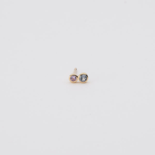 Earring : Brilliant cut greyish pink and greyish blue sapphires in 18K yellow gold.
