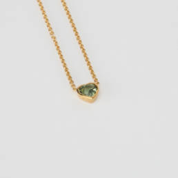 Bracelet / Necklace : Green heart shaped sapphire necklace in 18K yellow gold (40 cm chain).