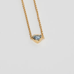 Bracelet / Necklace : Light blue heart shaped sapphire bracelet in 18K yellow gold (18cm and 16 cm chain).